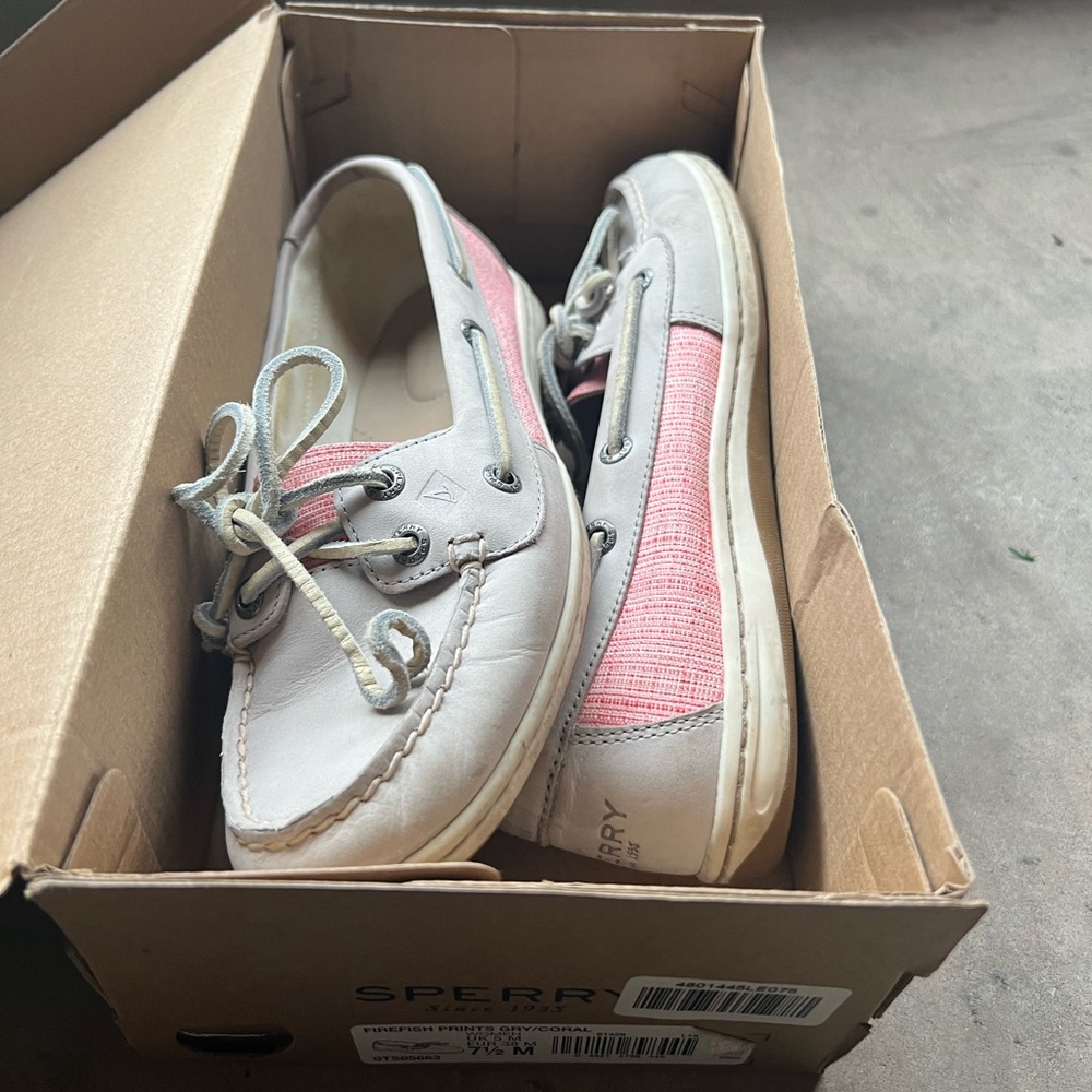 Pink and white sperry slides 🤍💗